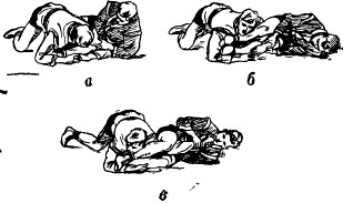 Рис. 4. Разъединение сцепленных рук для проведения перегибания локтя при помощи ноги сверху